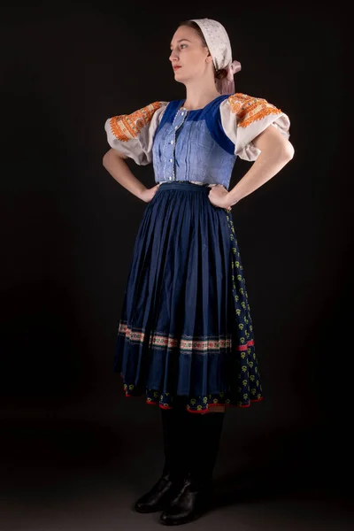 Ung Vacker Slogan Kvinna Traditionell Klänning Poserar Svart Bakgrund Slovakiska — Stockfoto