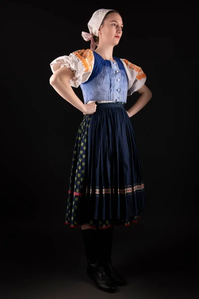 Jovem Bela Mulher Eslovaca Vestido Tradicional Posando Fundo Preto Folclore — Fotografia de Stock