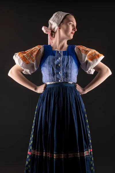 Hermosa Chica Vestido Tradicional Eslovaco — Foto de Stock