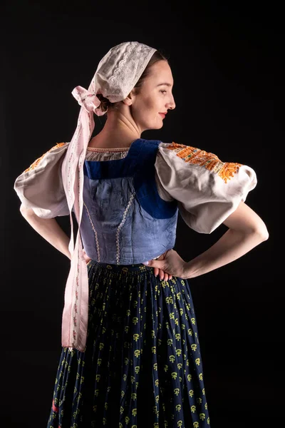 Mooi Meisje Traditionele Slowaakse Volksjurk — Stockfoto
