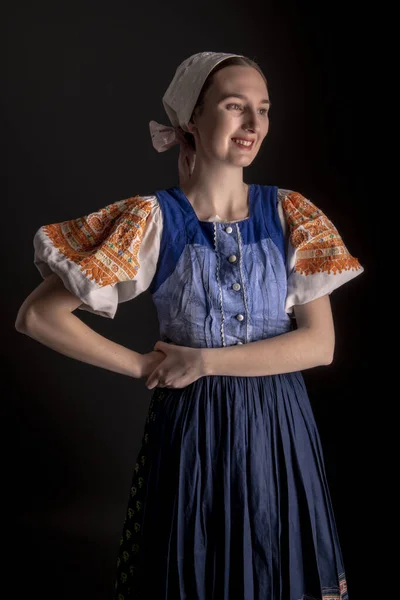 Gyönyörű Lány Hagyományos Szlovák Népviselet — Stock Fotó