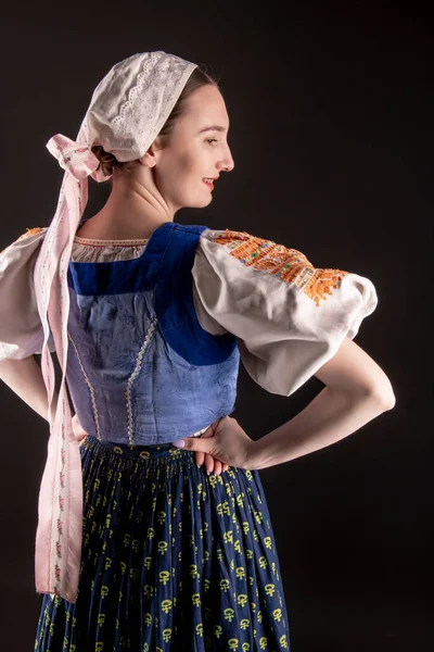 Gadis Cantik Tradisional Slowakia Gaun Rakyat — Stok Foto