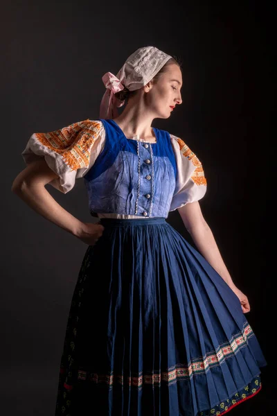 Vacker Flicka Traditionell Slovakisk Folkdräkt — Stockfoto