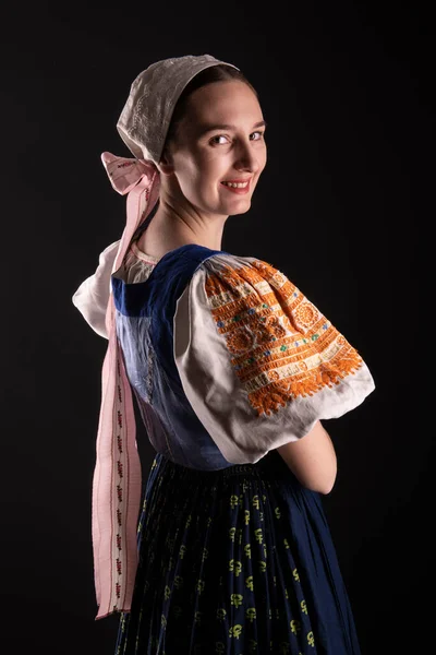 Schöne Mädchen Traditionelle Slowakische Volkstracht — Stockfoto