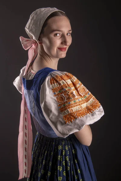 Hermosa Chica Vestido Tradicional Eslovaco — Foto de Stock