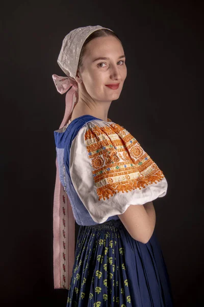 Belle Fille Robe Traditionnelle Slovaque — Photo