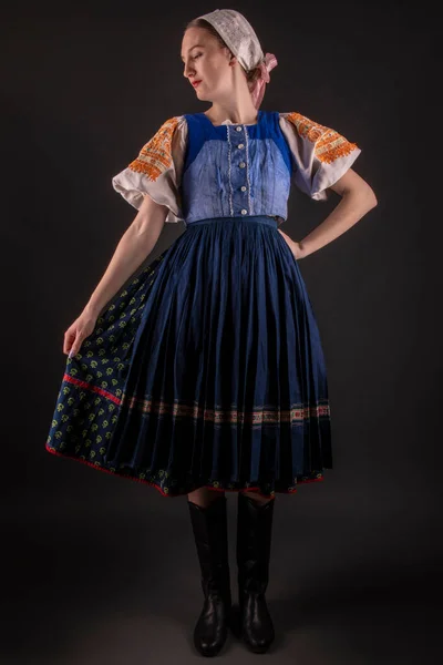 Schöne Mädchen Traditionelle Slowakische Volkstracht — Stockfoto