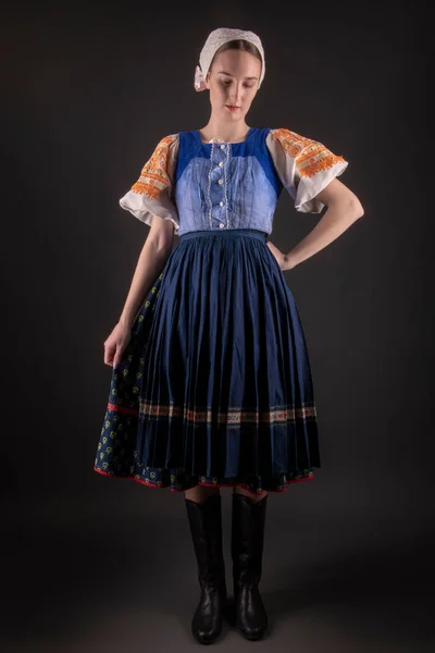 Piękna Dziewczyna Tradycyjne Słowackie Stroje Ludowe — Zdjęcie stockowe