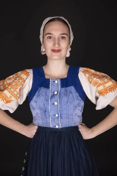 Schöne Mädchen Traditionelle Slowakische Volkstracht — Stockfoto