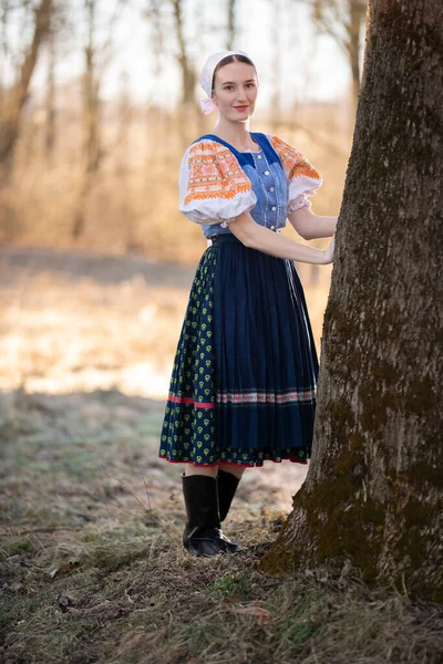 Krásná Holka Tradiční Slovenské Lidové Šaty — Stock fotografie