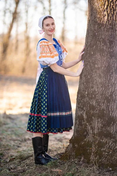 Vacker Flicka Traditionell Slovakisk Folkdräkt — Stockfoto