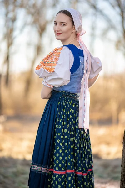 Menina Bonita Vestido Popular Eslovaco Tradicional — Fotografia de Stock