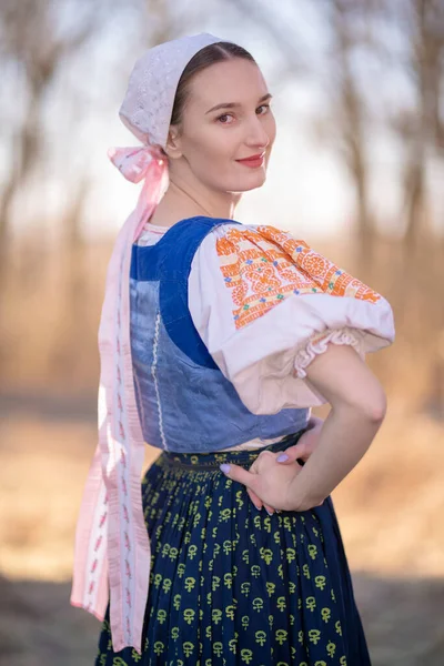 Vacker Flicka Traditionell Slovakisk Folkdräkt — Stockfoto