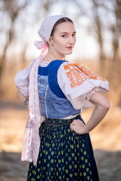 Piękna Dziewczyna Tradycyjne Słowackie Stroje Ludowe — Zdjęcie stockowe