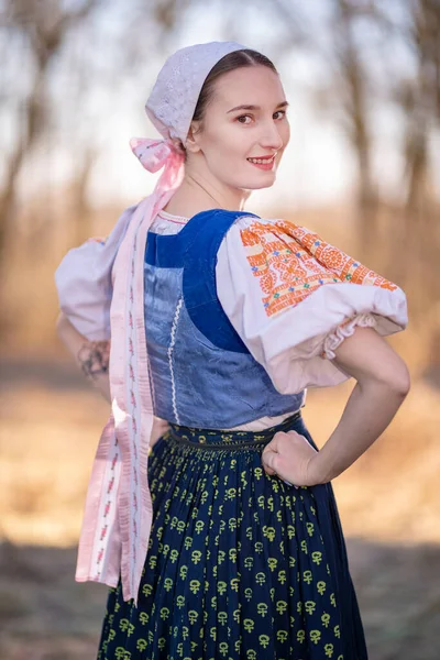 Menina Bonita Vestido Popular Eslovaco Tradicional — Fotografia de Stock