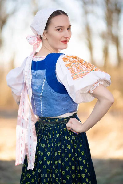 Menina Bonita Vestido Popular Eslovaco Tradicional — Fotografia de Stock