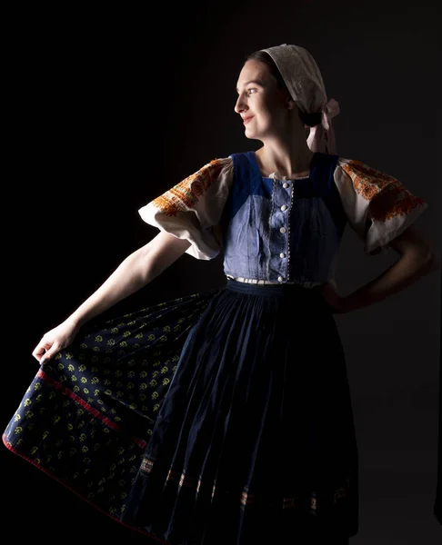 Vacker Flicka Traditionell Slovakisk Folkdräkt — Stockfoto