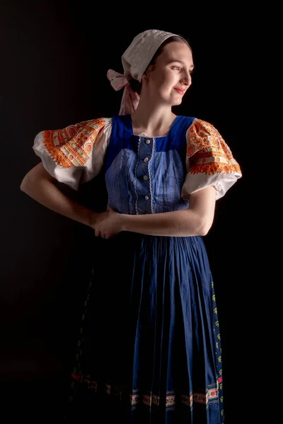 Vacker Flicka Traditionell Slovakisk Folkdräkt — Stockfoto