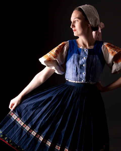 Vacker Flicka Traditionell Slovakisk Folkdräkt — Stockfoto