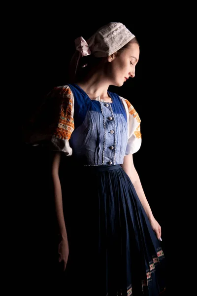 Прекрасна Дівчина Традиційний Словацький Народний Одяг — стокове фото