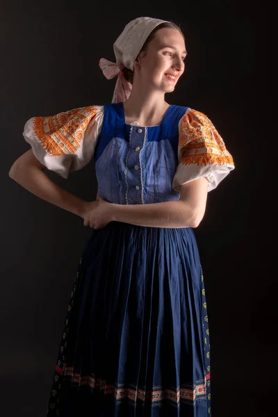 Vacker Flicka Traditionell Slovakisk Folkdräkt — Stockfoto