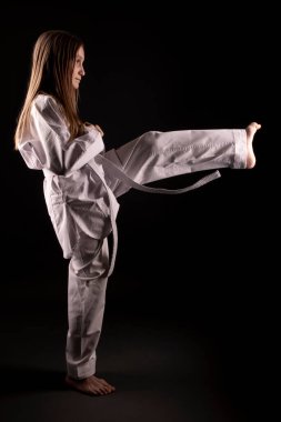 Tekvando dövüş sanatları eğitimi alan genç bir kız. 
