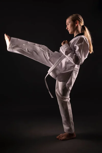 Young Girl Training Martial Art Taekwondo — Stock fotografie