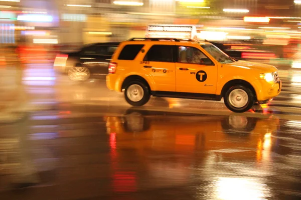 Cabina amarela se movendo nas ruas de Nova York — Fotografia de Stock