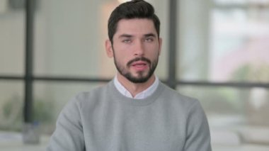 Parmak İşareti Vermeyen Genç Adamın Portresi