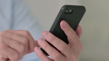 Smartphone kullanan Orta yaşlı adama yaklaş 
