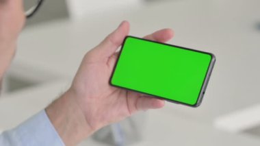 Yeşil Krom Anahtar Ekranlı Akıllı Telefonu Tutan Adam 