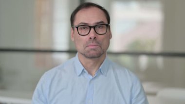 Pozitif Orta yaşlı adam portresi Tamam işareti gösteriyor 