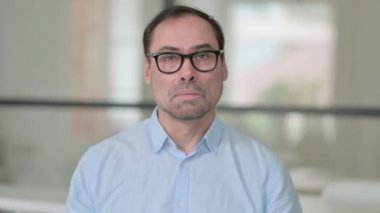 Orta Yaşlı Adam Parmak İşaretinde İşaret Göstermiyor 