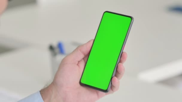 持智能电话的男子与绿色色谱键屏 — 图库视频影像