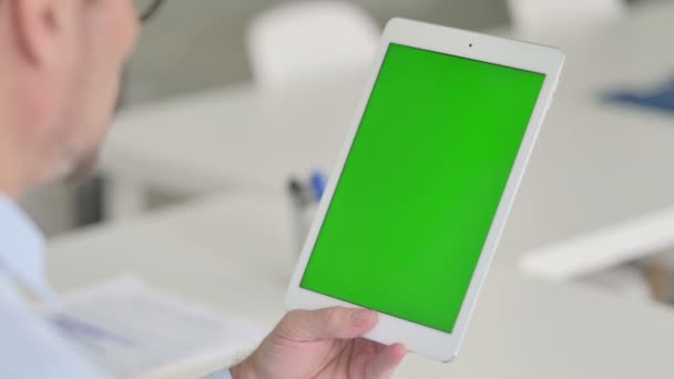 Homem de meia idade usando tablet com tela Chroma verde — Vídeo de Stock