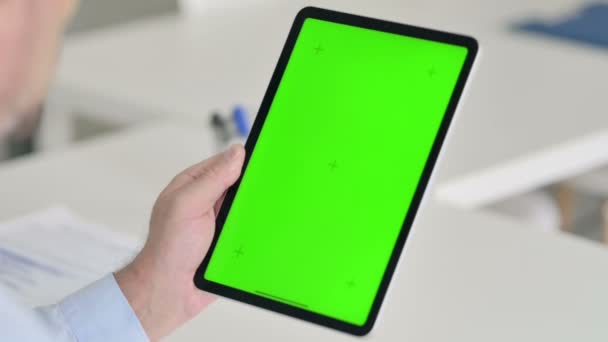 Hombre de mediana edad usando tableta con pantalla de croma verde — Vídeo de stock