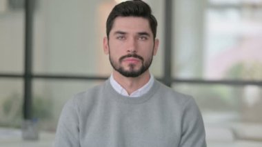 Kafasını Sallayan Genç Adam 'ın Portresi İşaret Yok, İnkar 