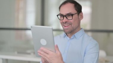 Orta Yaşlı Adam Ofiste Tablette Kutlama Yapıyor 