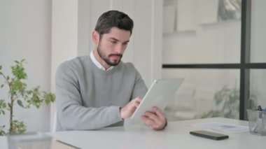 Genç Adam Ofiste otururken Tabletteki Kaybına Tepki Veriyor