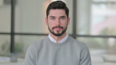 Çekici Genç Adamın Portresi Kameraya Gülümsüyor 