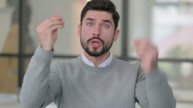 Kızgın Genç Adam 'ın Portresi Kavga ediyor, Tartışıyor