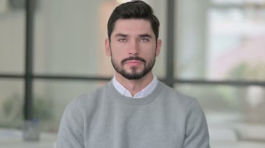 Kameraya Bakan Ciddi Genç Adam Portresi 