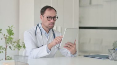 Ofiste Tablet üzerinde çalışan Orta Çağ Doktoru 