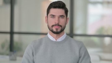 Elle Kalp Şeklini Gösteren Genç Adamın Portresi 