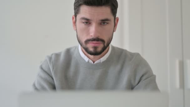 Πορτρέτο του Young Man Shaking Head ως Yes Sign ενώ χρησιμοποιείτε Laptop — Αρχείο Βίντεο
