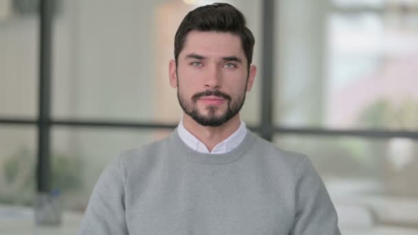 Retrato de un joven mostrando la forma del corazón con las manos — Vídeos de Stock