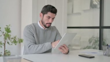 Ofisteki Tablet 'te Video Çağrısı Yapan Genç Adam 