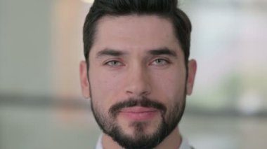 Kameraya gülümseyen genç adamı yakından çek.