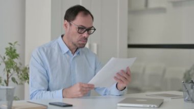 Başarılı Orta Çağ Adamı Belgeleri Okunuyor