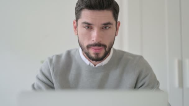Porträt eines jungen Mannes, der Erfolg am Laptop feiert — Stockvideo